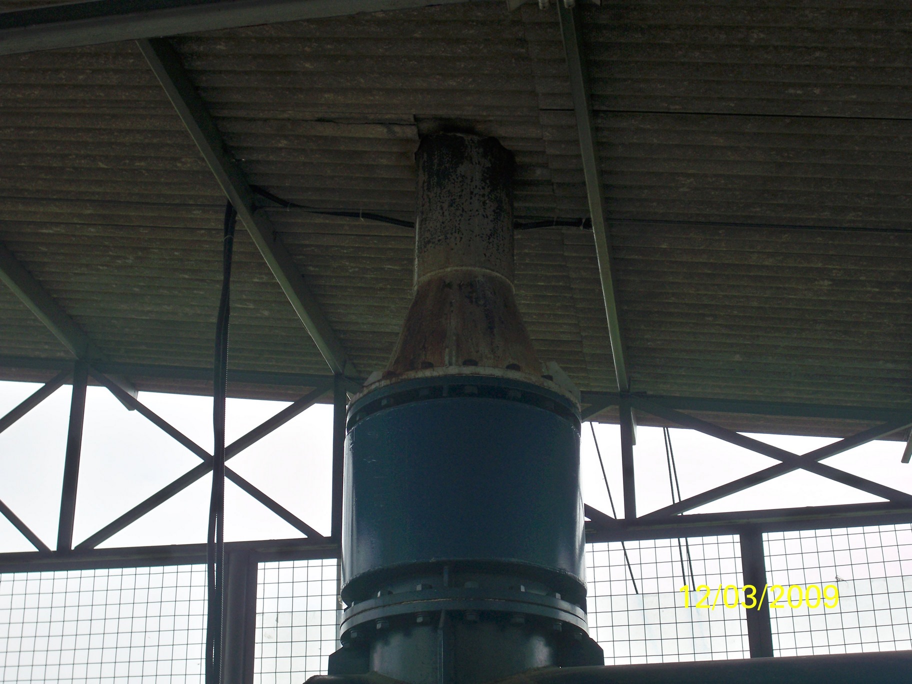 Detail sambungan flensa pada dasar cerobong industri.