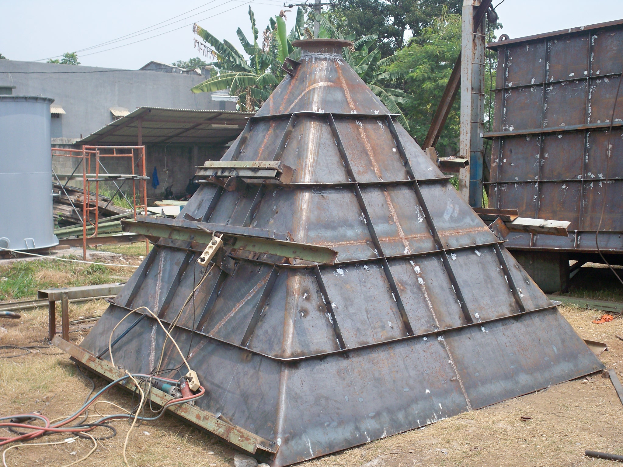 Hopper bawah silo berbentuk piramida sedang difabrikasi