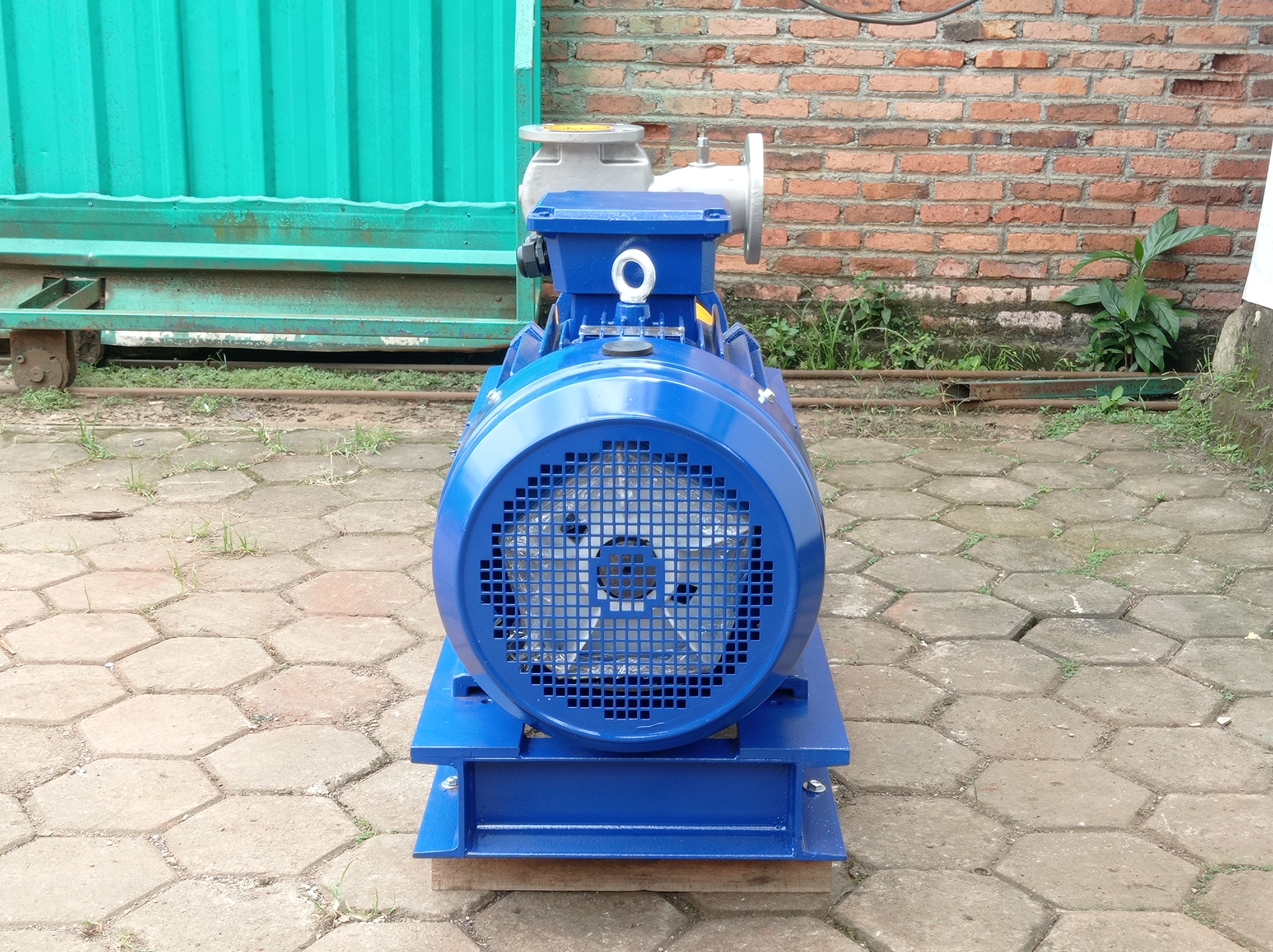 Tampilan dari sisi motor (driver) menunjukkan kipas pendingin dan terminal box