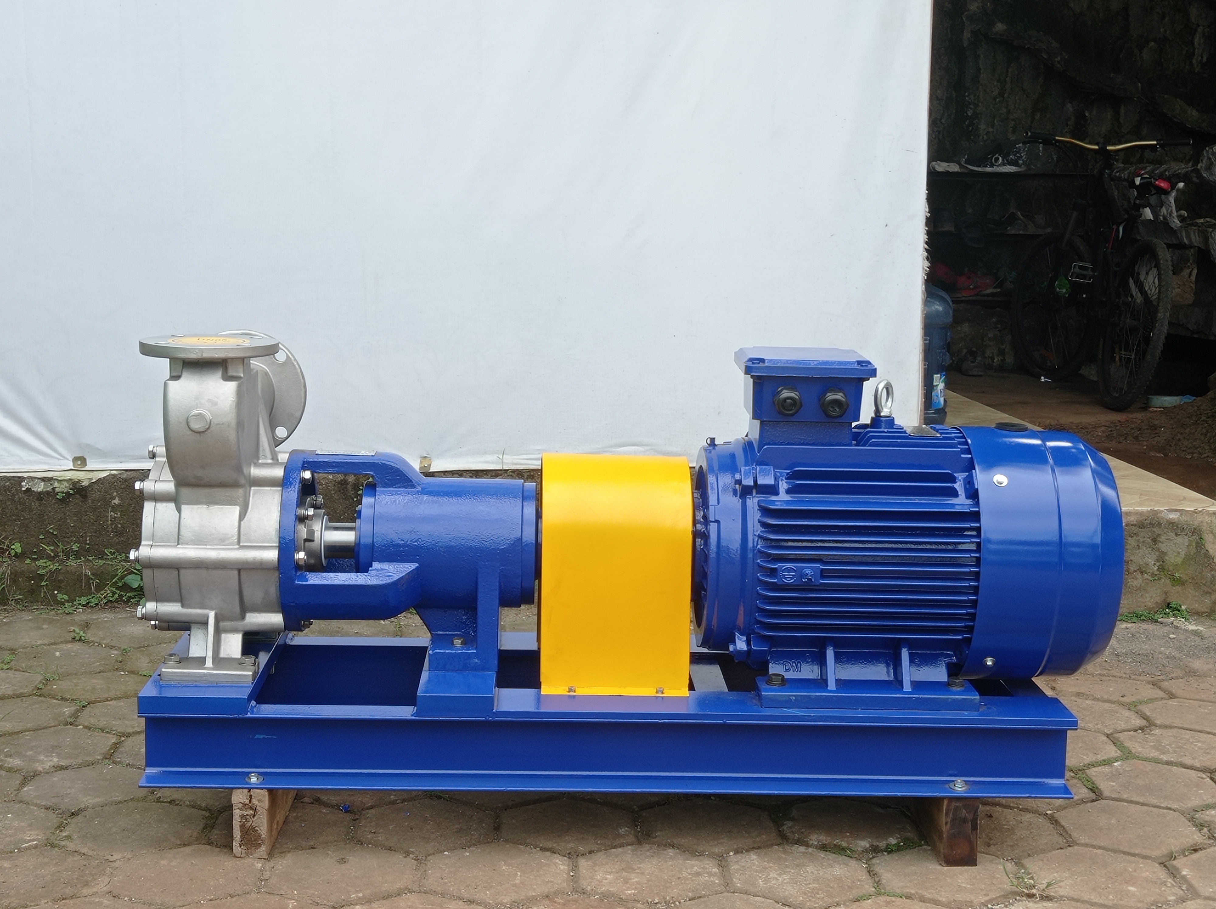 Tampilan samping unit pompa EDON yang telah dirakit dengan motor di atas baseplate biru