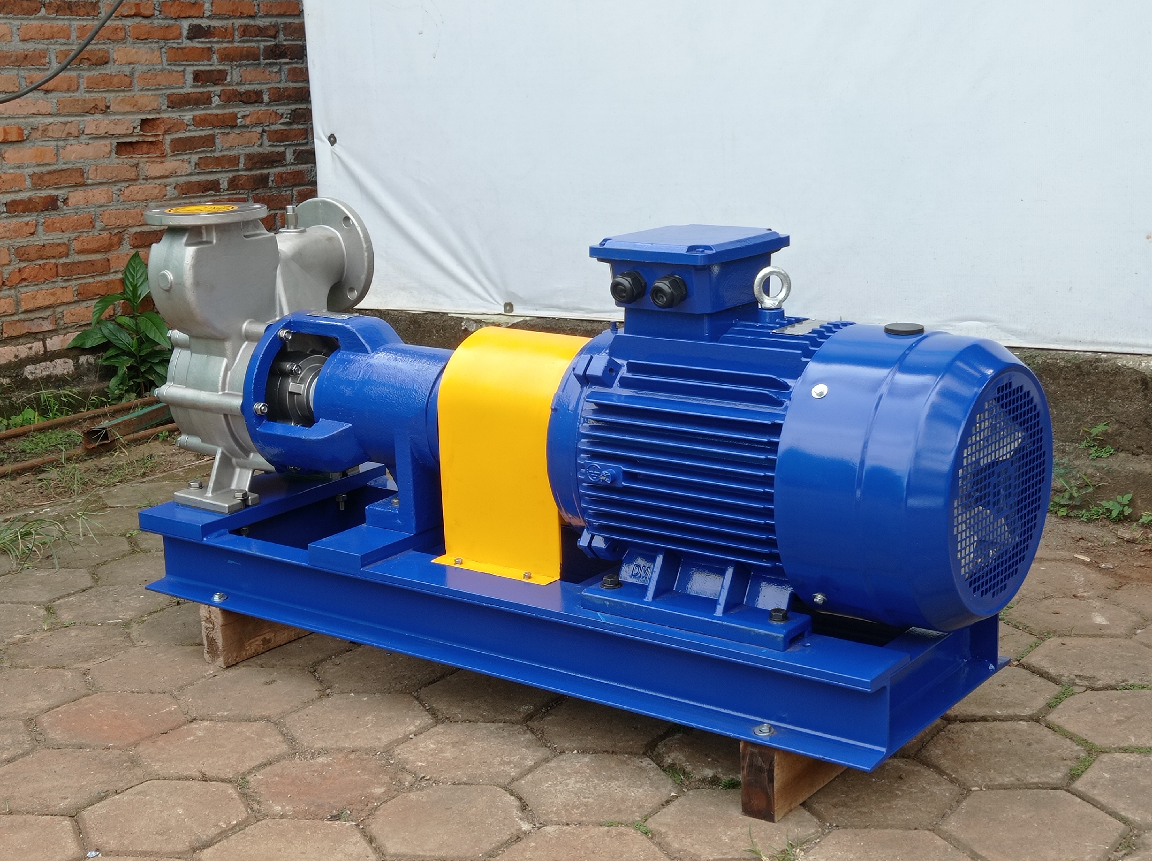 Perspektif unit pompa EDON dan motor, menyoroti konstruksi rakitan yang solid