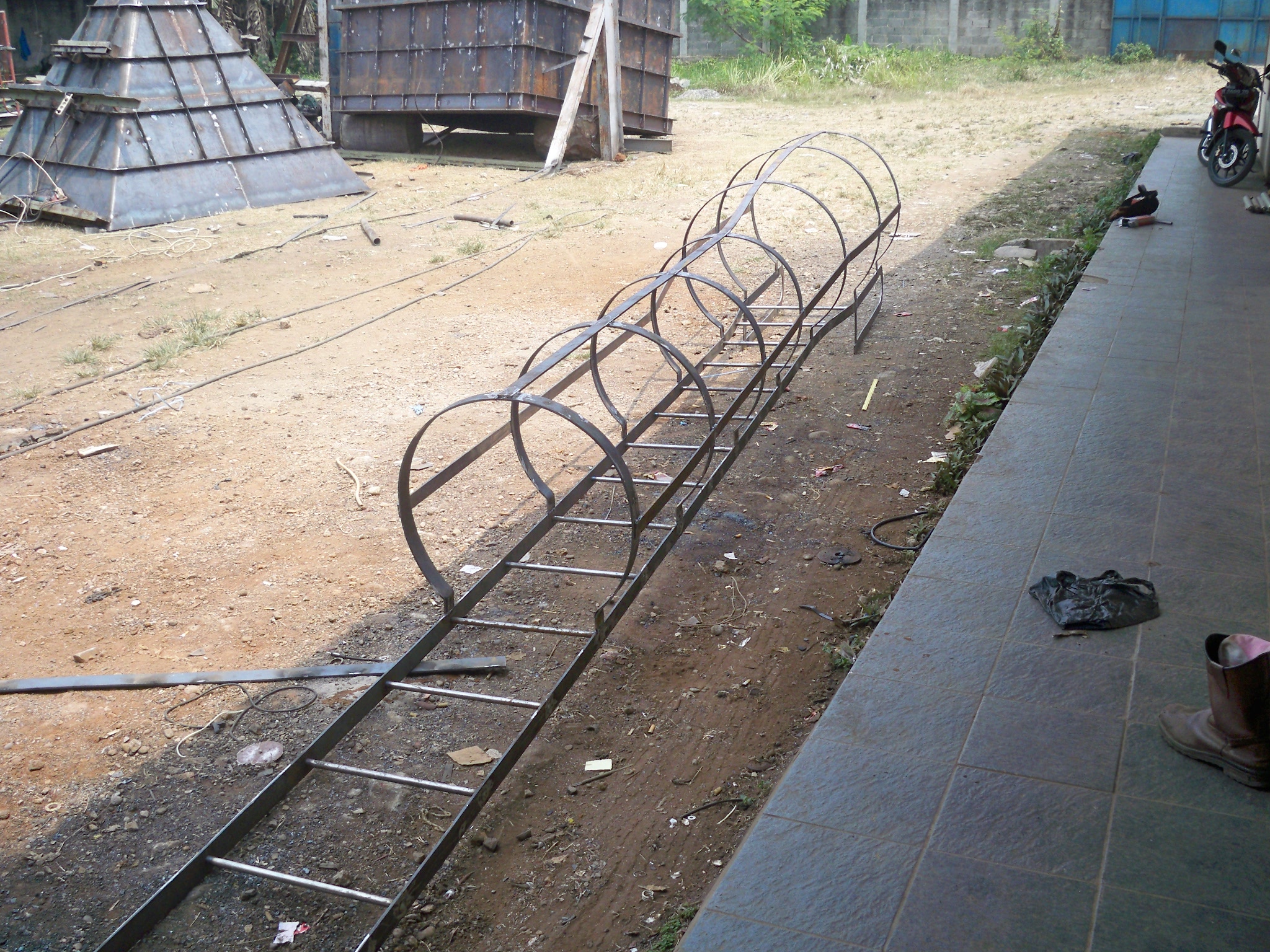 Fabrikasi tangga akses dengan sangkar pengaman untuk silo