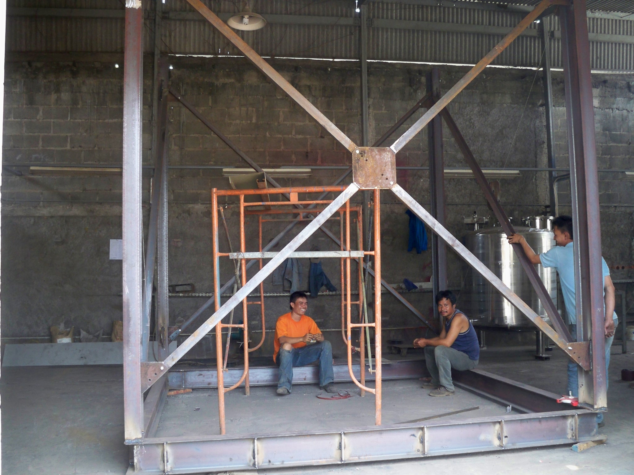 Fabrikasi struktur penyangga H-beam untuk silo 30 ton