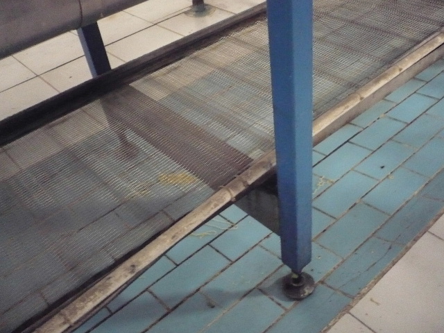 Tampilan wire mesh konveyor pada unit steambox eksisting.