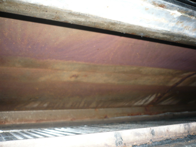 Permukaan internal steambox eksisting yang menunjukkan tanda-tanda korosi dan karat.
