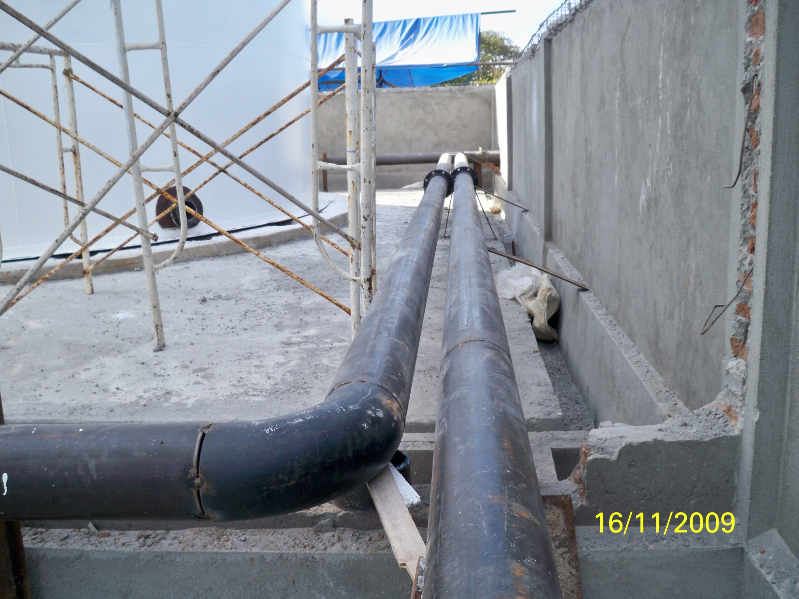 Jaringan perpipaan baja karbon yang menghubungkan tangki-tangki timbun di fasilitas Selayar.