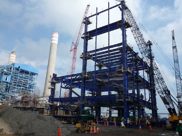 Visualisasi struktur baja bertingkat yang telah selesai dalam studi kasus Paiton