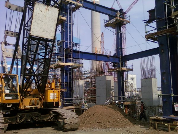 Simulasi pengangkatan balok baja berat menggunakan crane kapasitas tinggi