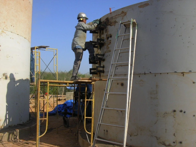 Tampilan tangki yang telah selesai dengan instalasi tangga akses dan pengecatan.