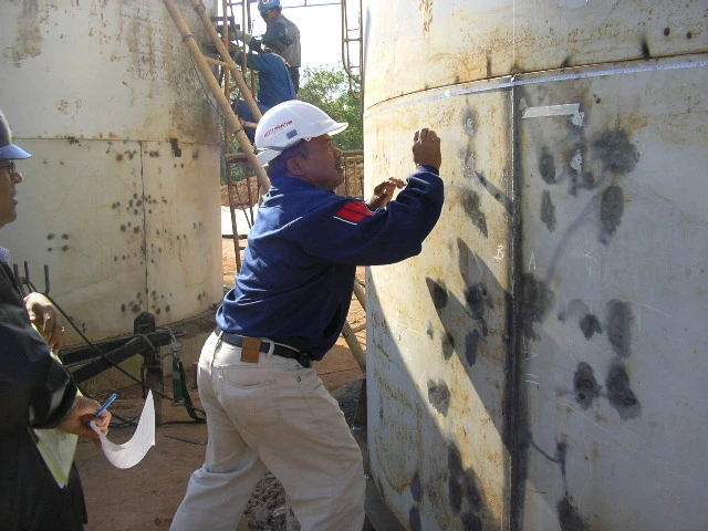 Tim konstruksi melakukan inspeksi visual terhadap sambungan las.