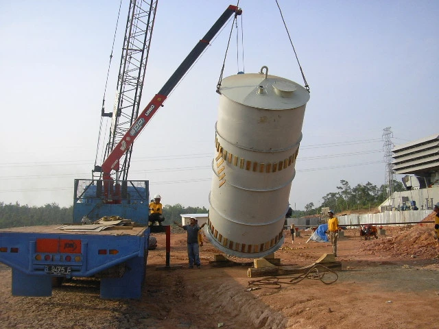 Pengangkatan segmen pelat shell silindris ke posisi pemasangan.