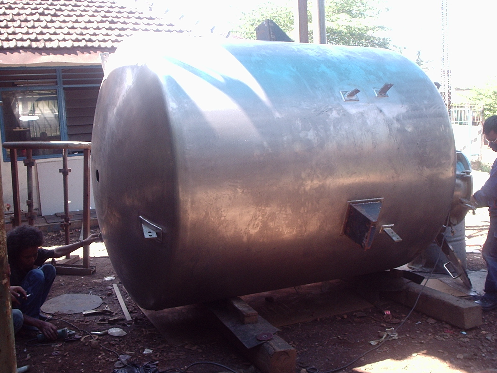 Inspeksi akhir tangki proses stainless steel