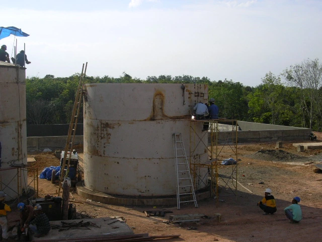 Pemasangan base ring atau pelat annular di atas pondasi beton.