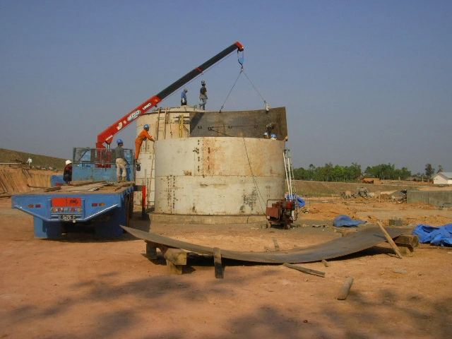 Proses positioning pelat shell tangki menggunakan mobile crane.