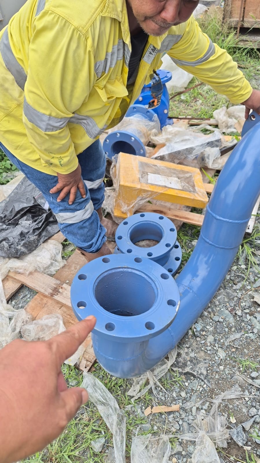 Personel teknis menunjukkan titik deviasi pada orientasi flange pipa discharge yang tidak sesuai dengan nozzle pompa.