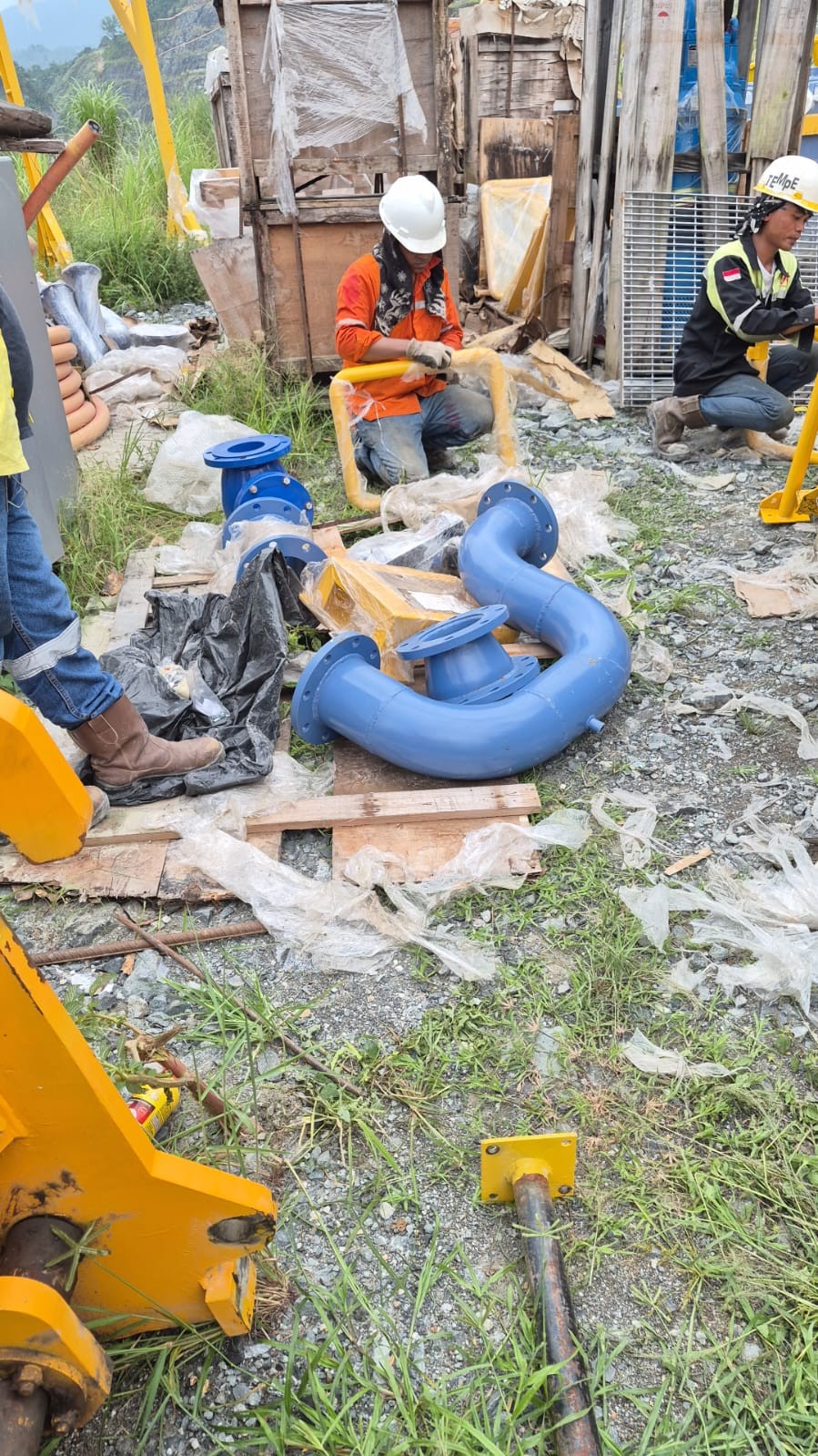Suasana inspeksi lapangan di area ponton dengan komponen pipa yang telah siap dirakit ulang.