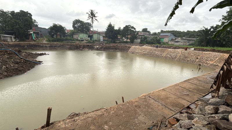 Kondisi retention pond yang tergenang penuh air keruh di lokasi proyek Cikupa