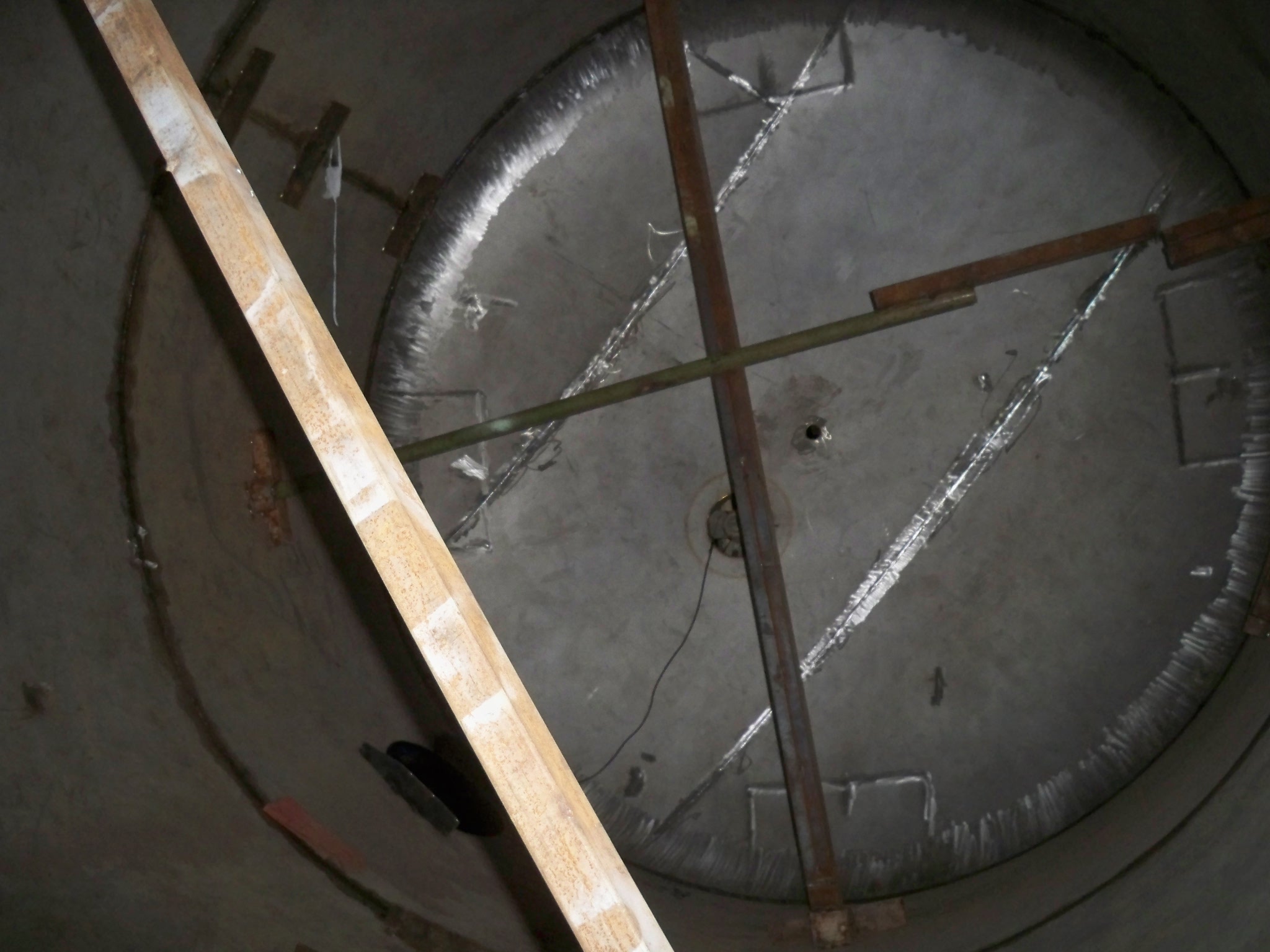 Tampilan internal drum concrete mixer selama proses fabrikasi pengelasan dasar.