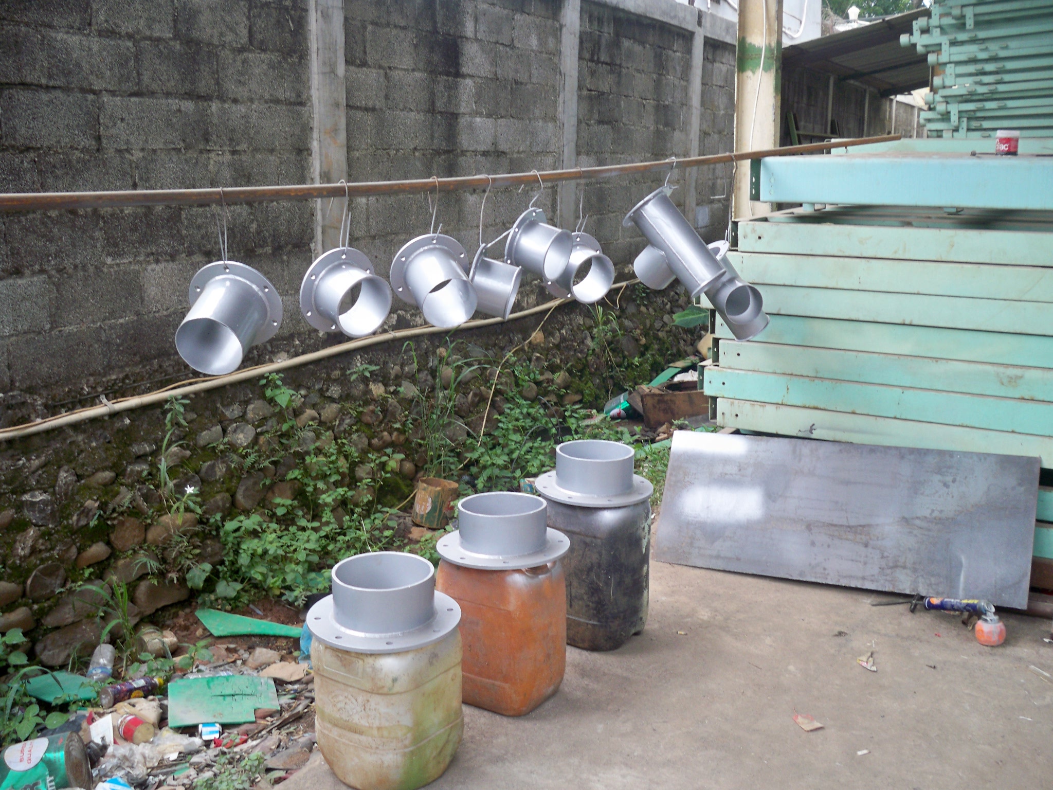 Komponen nozzle dan flange dari concrete mixer yang sedang dalam proses pengecatan.