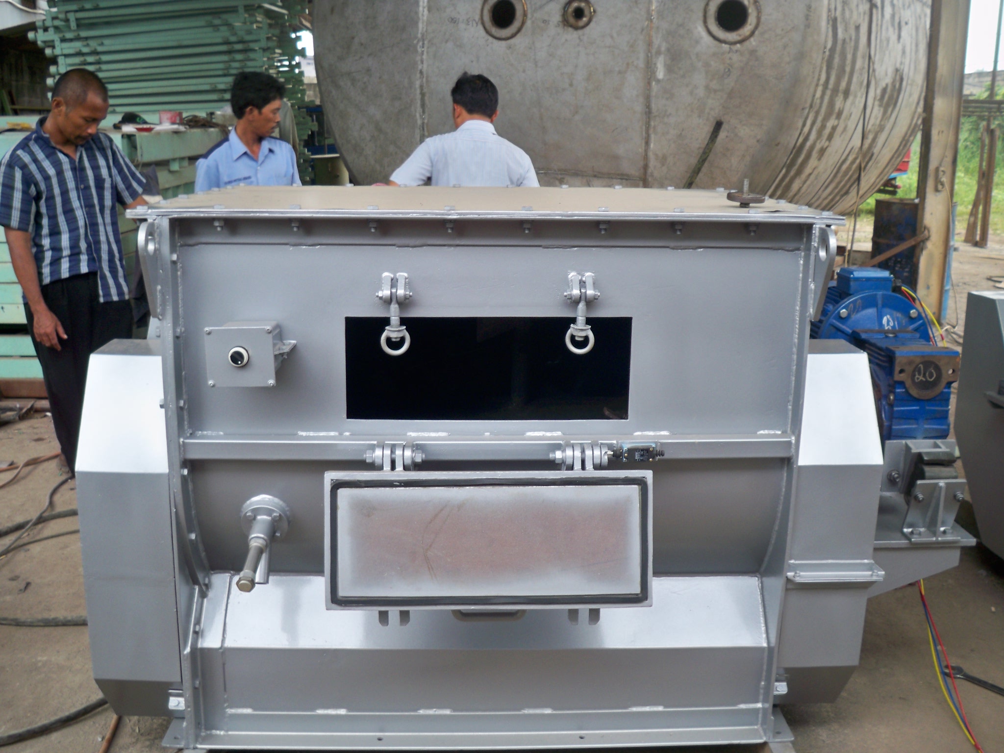 Tampak belakang dari beberapa unit concrete mixer di area workshop.