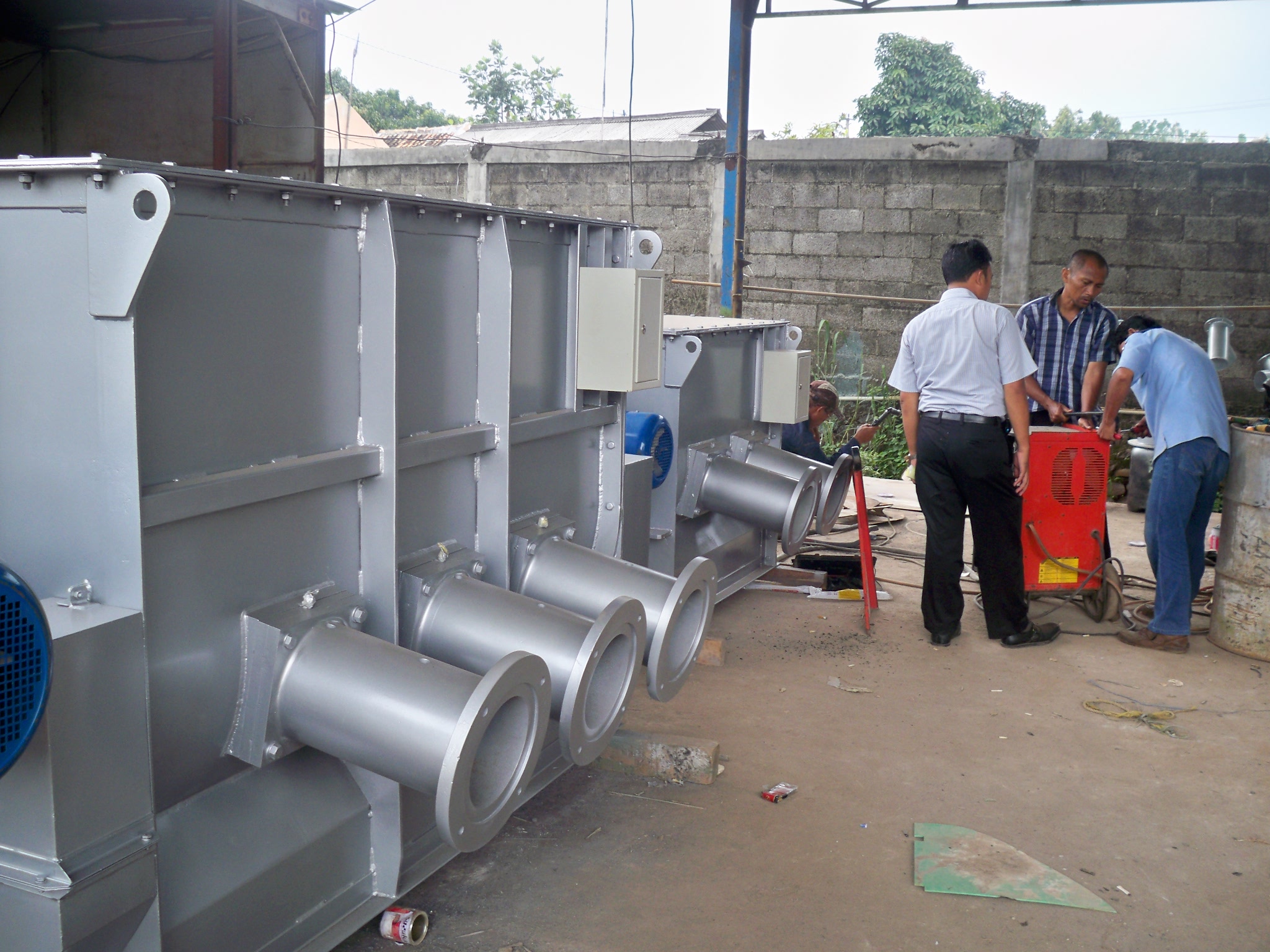 Tampak depan unit concrete mixer industrial yang telah selesai difabrikasi dan dicat.