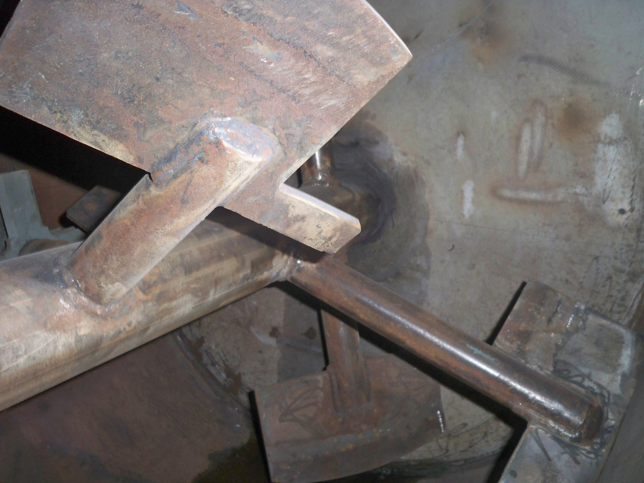 Detail fabrikasi sudu pengaduk (mixing blade) pada poros utama di dalam drum mixer.