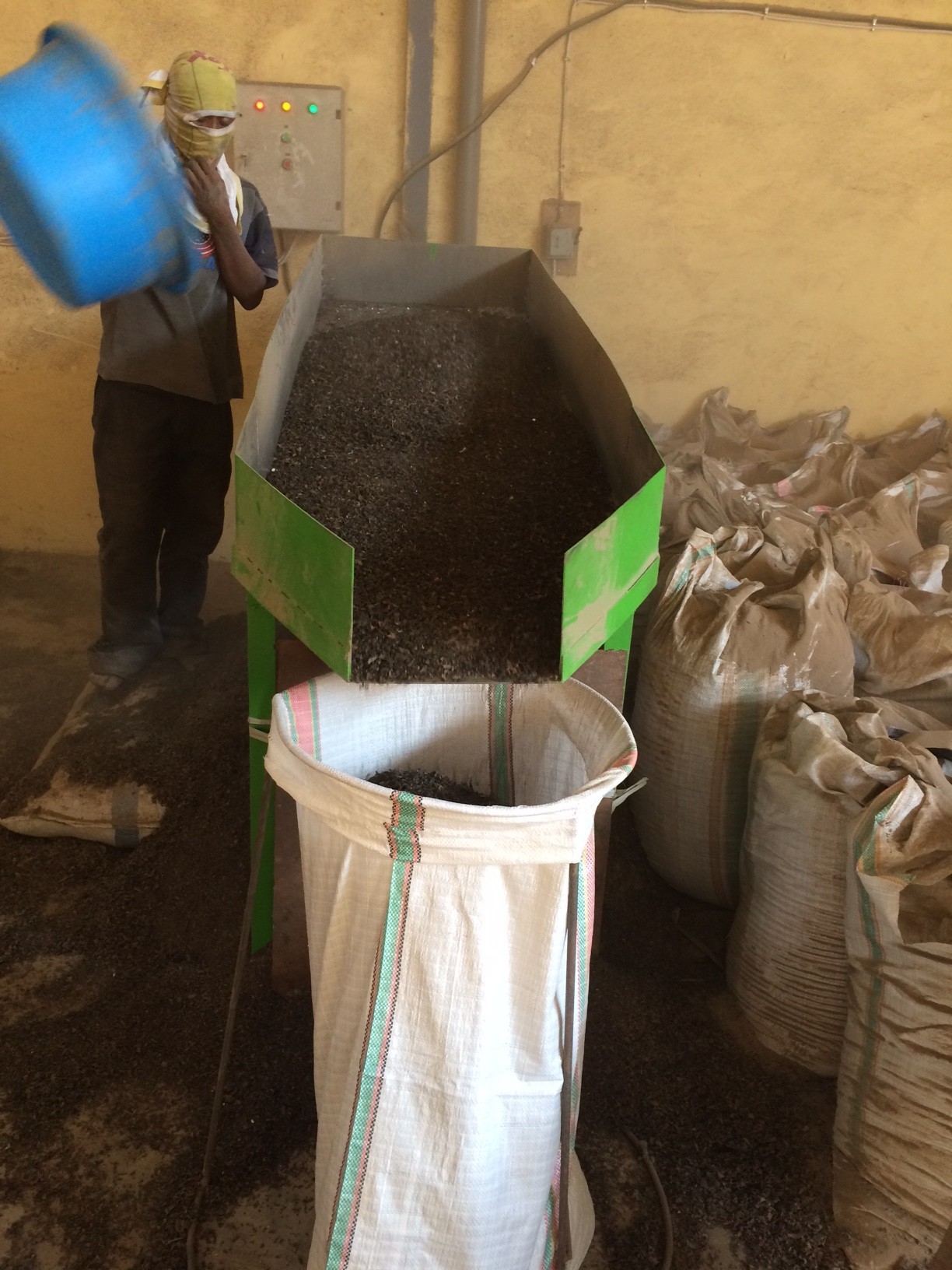 Sistem pengantongan manual output pencacah rumput laut