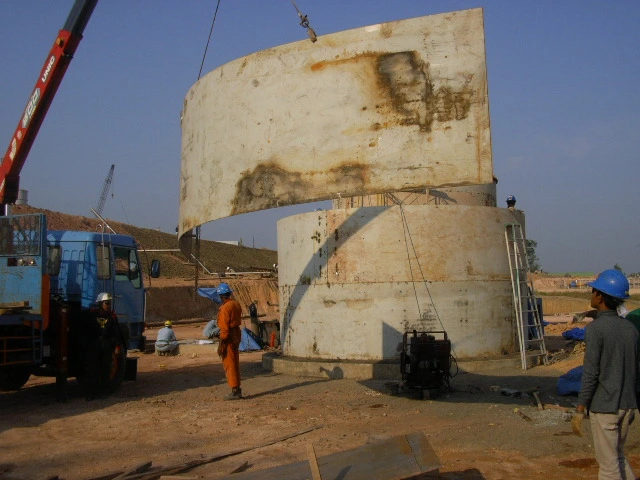Proses perakitan dinding tangki atau shell course di lokasi proyek.