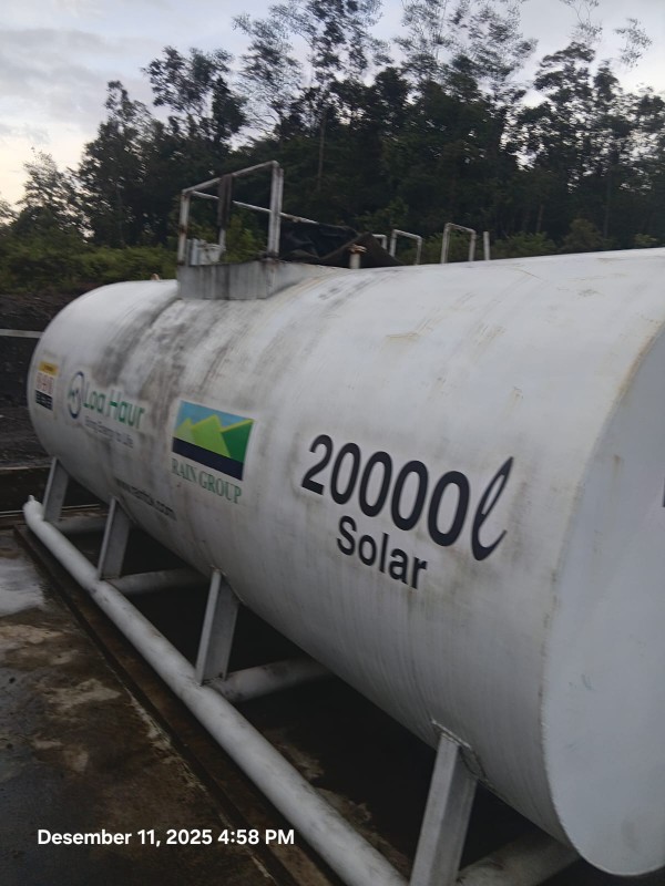 Tampak samping tangki solar berkapasitas 20000 liter dengan label identifikasi yang jelas.