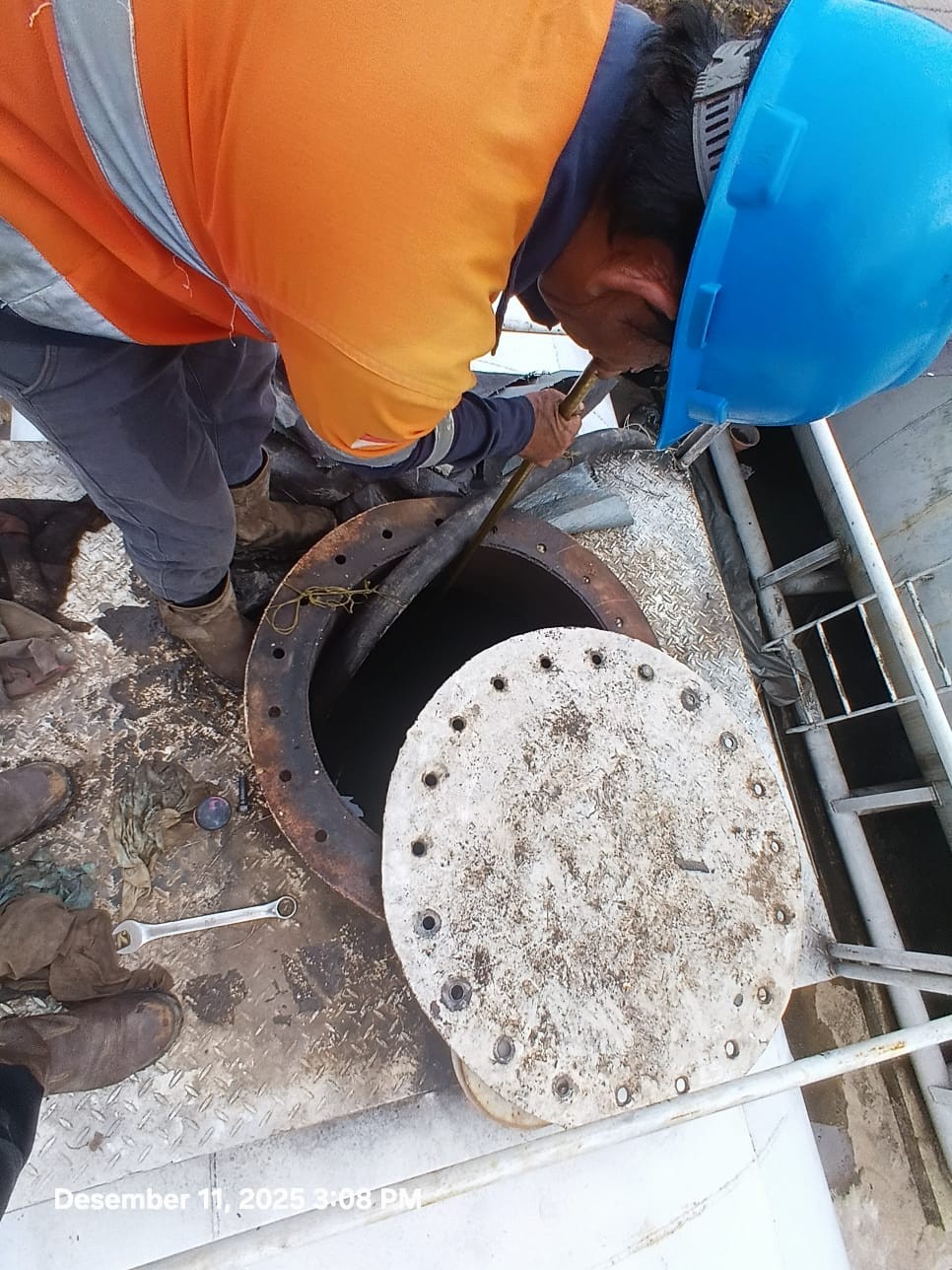 Detail bukaan manhole tangki yang menunjukkan flange connection dan baut pengunci.