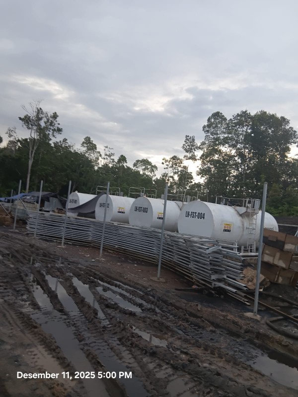 Cairan residu berwarna gelap terlihat di dasar manhole saat inspeksi visual, mengindikasikan adanya kontaminasi berat.