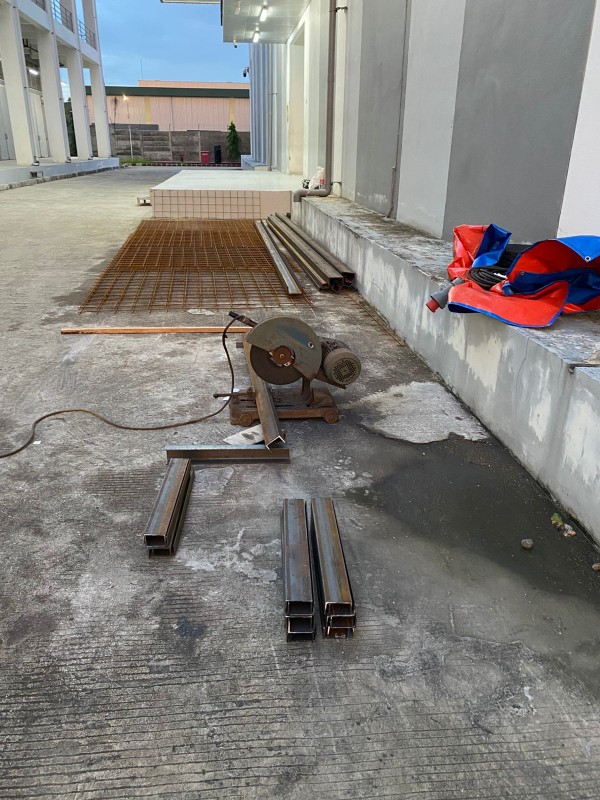 Pemeriksaan kondisi lantai kerja dan pondasi di sekitar tangki.