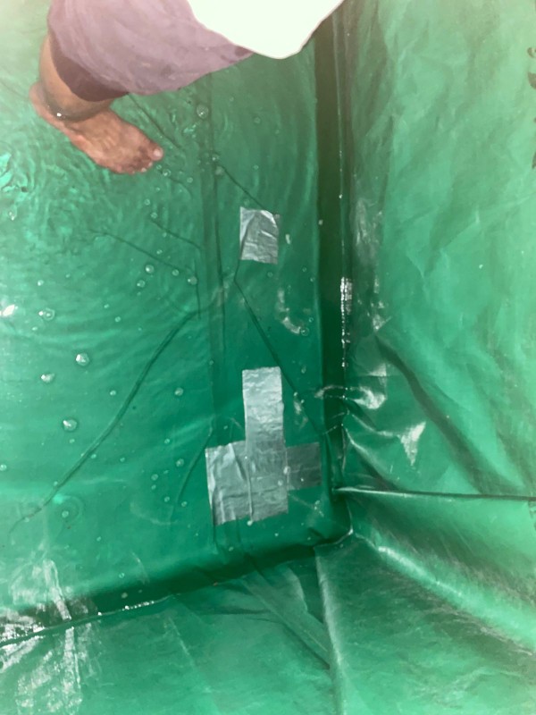 Kondisi internal tangki yang telah dilapisi liner pelindung dan sedang menjalani tes rendam air.