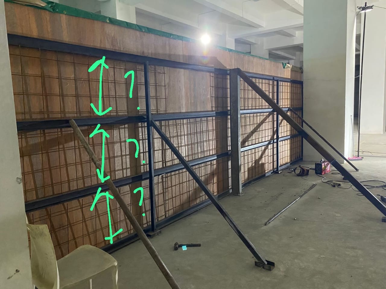 Dokumentasi inspeksi visual pada dinding tangki yang menunjukkan tanda-tanda defleksi dan kegagalan struktur akibat tekanan hidrostatik.