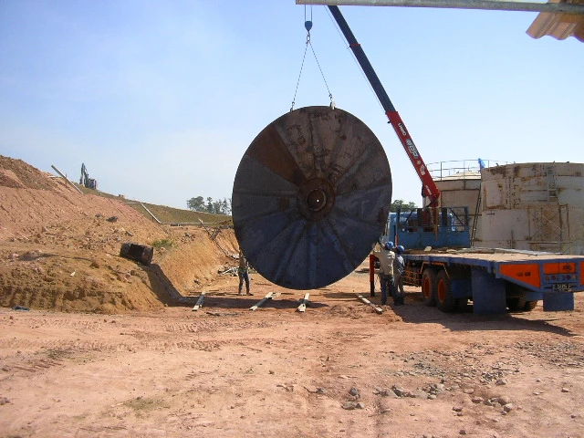 Perakitan struktur atap tangki dilakukan di atas tanah (ground assembly).