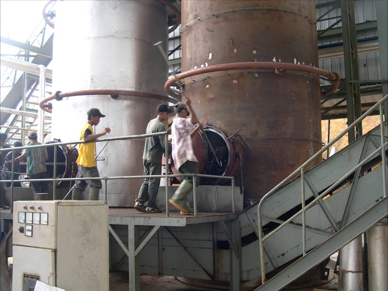 Inspeksi kru pada manhole bejana tekan