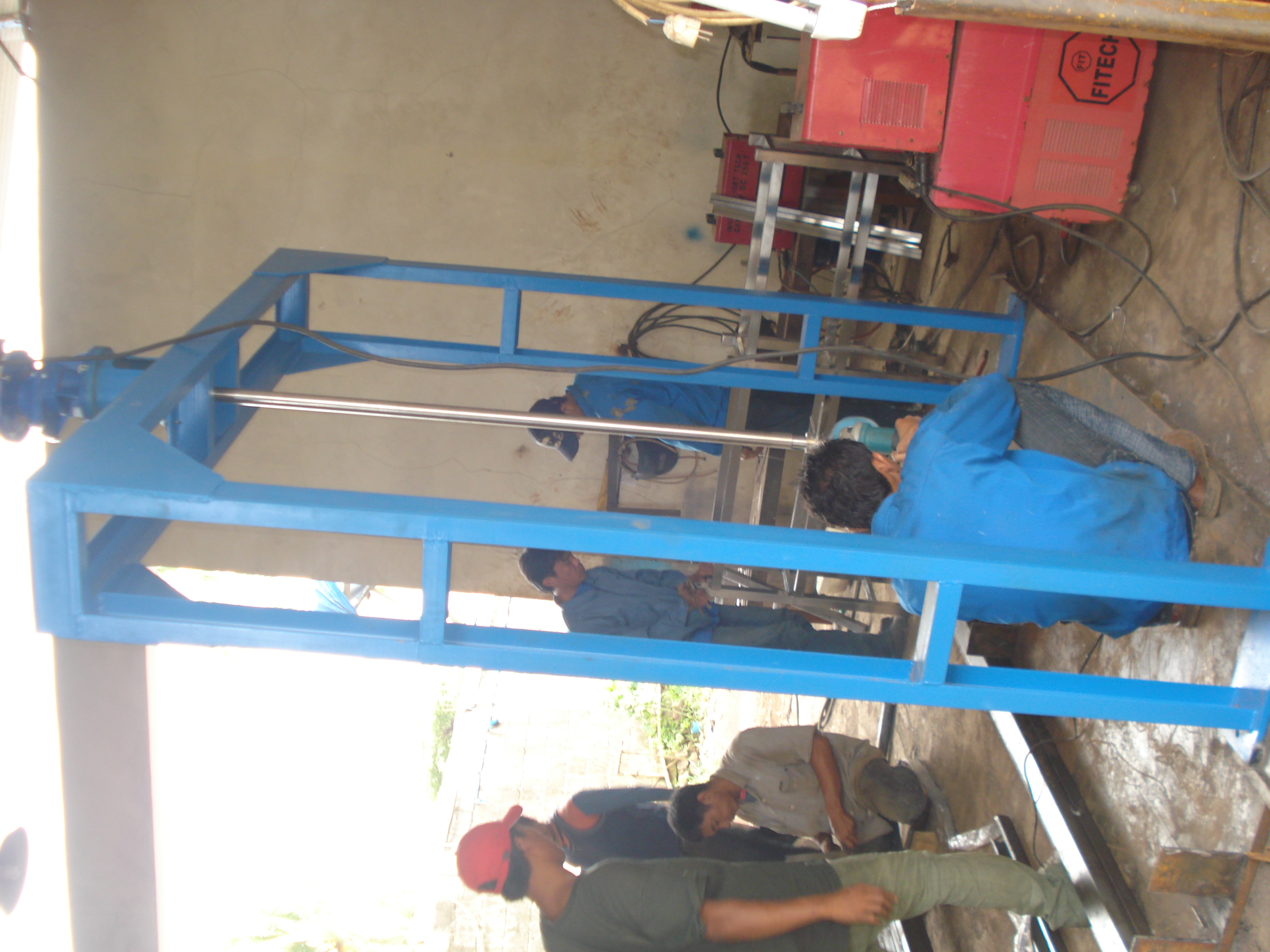 Tim teknisi Witanabe sedang mengerjakan fabrikasi rangka struktur untuk unit agitator mixer