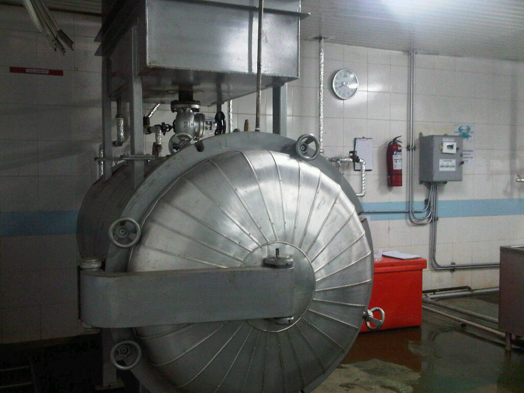 Pintu depan retort horizontal yang telah terpasang di ruangan berkeramik putih