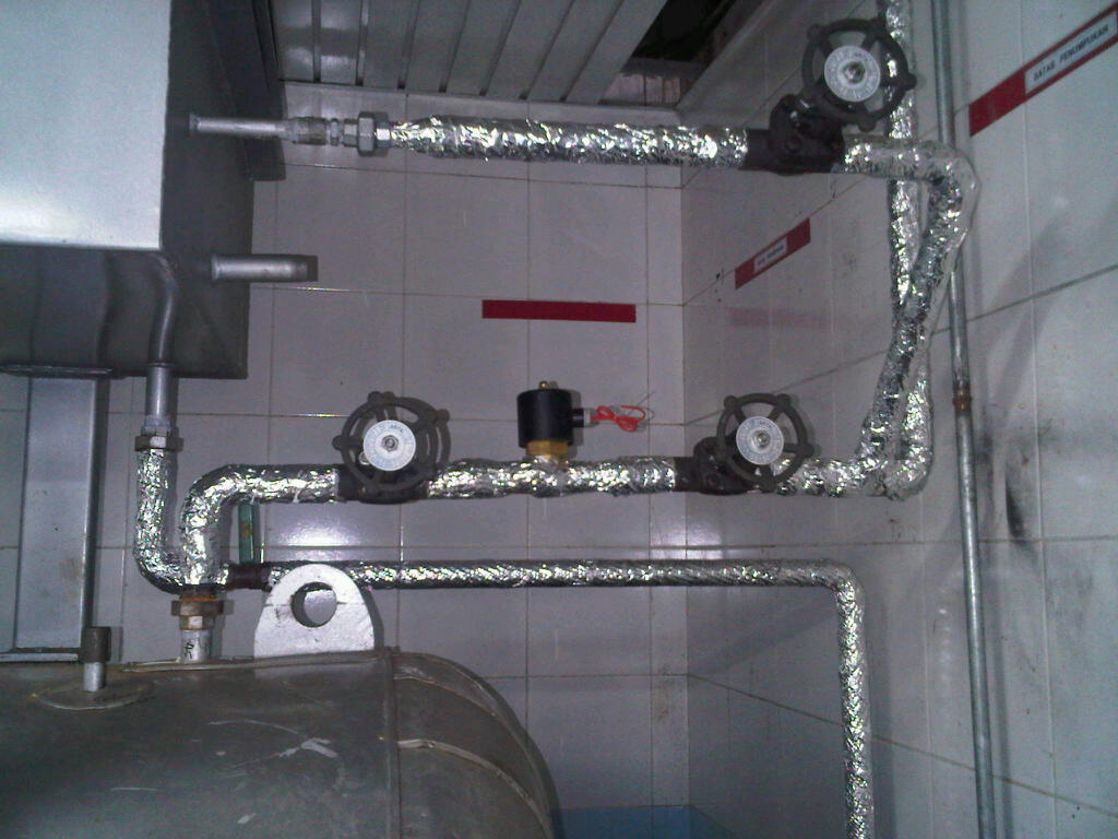 Pipa berinsulasi dengan beberapa katup dan satu solenoid valve