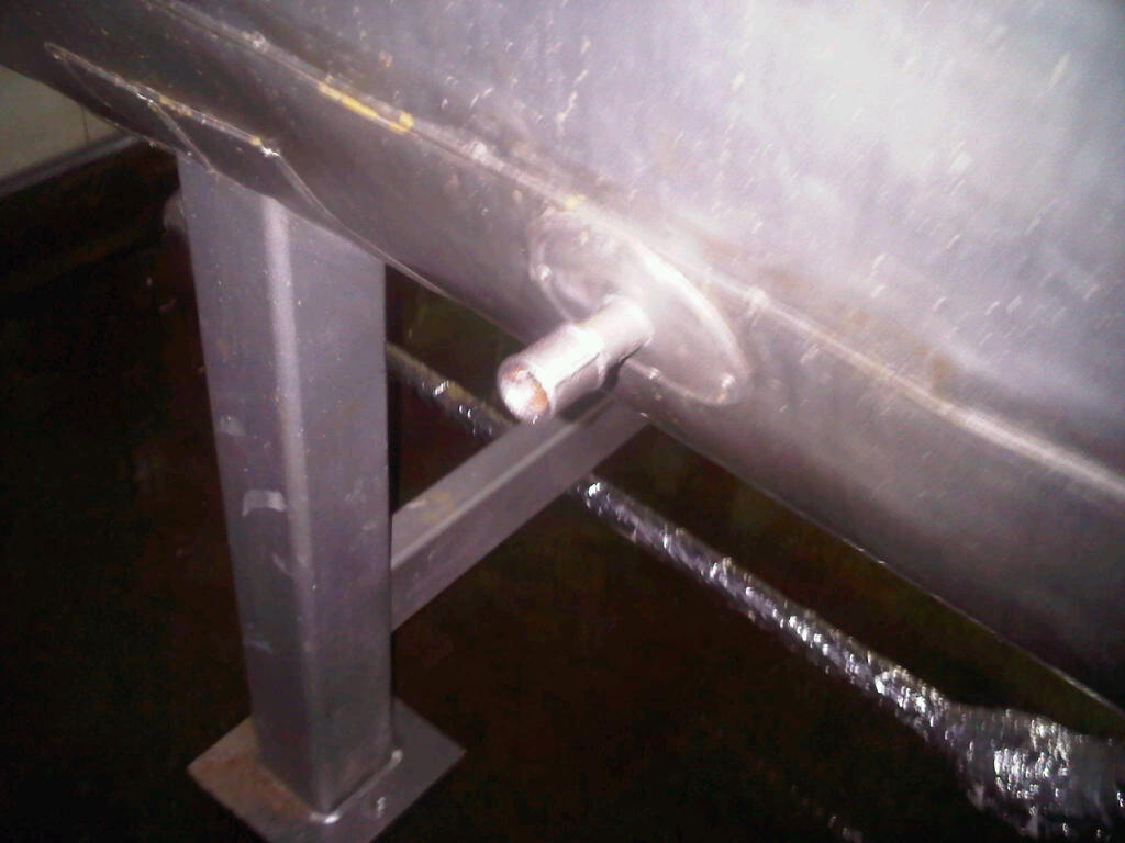 Close-up nozzle sensor temperatur pada badan retort