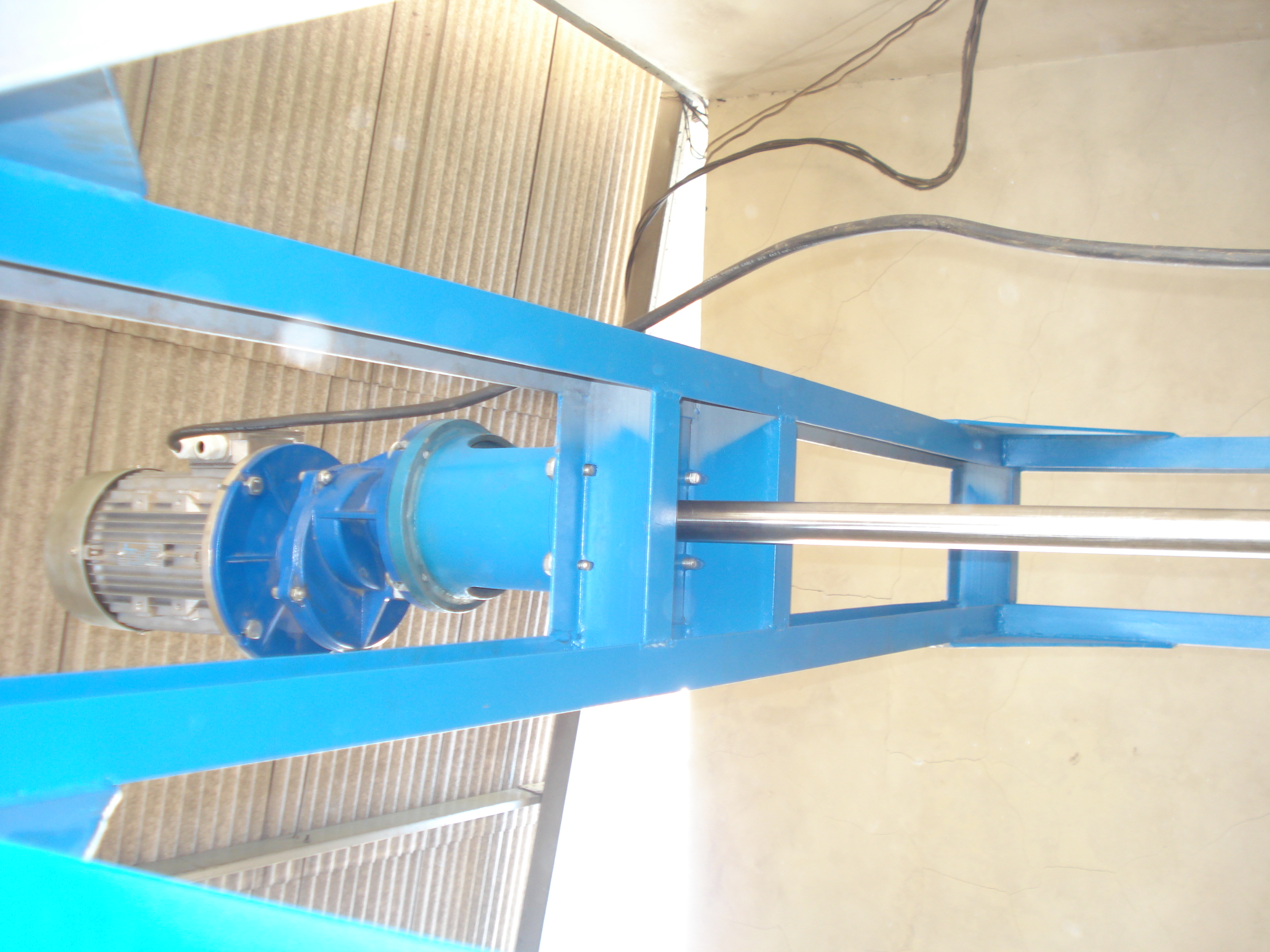 Tampilan bawah dari unit motor dan gearbox yang terpasang pada platform atas rangka agitator