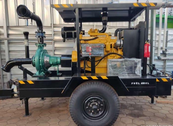 Satu unit pompa irigasi mobile dengan mesin diesel kuning dan pompa sentrifugal hijau di atas trailer