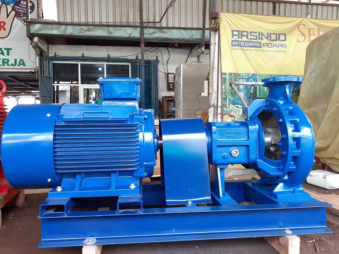 Tampilan samping unit pompa CRI dan motor yang terpasang di atas baseplate biru