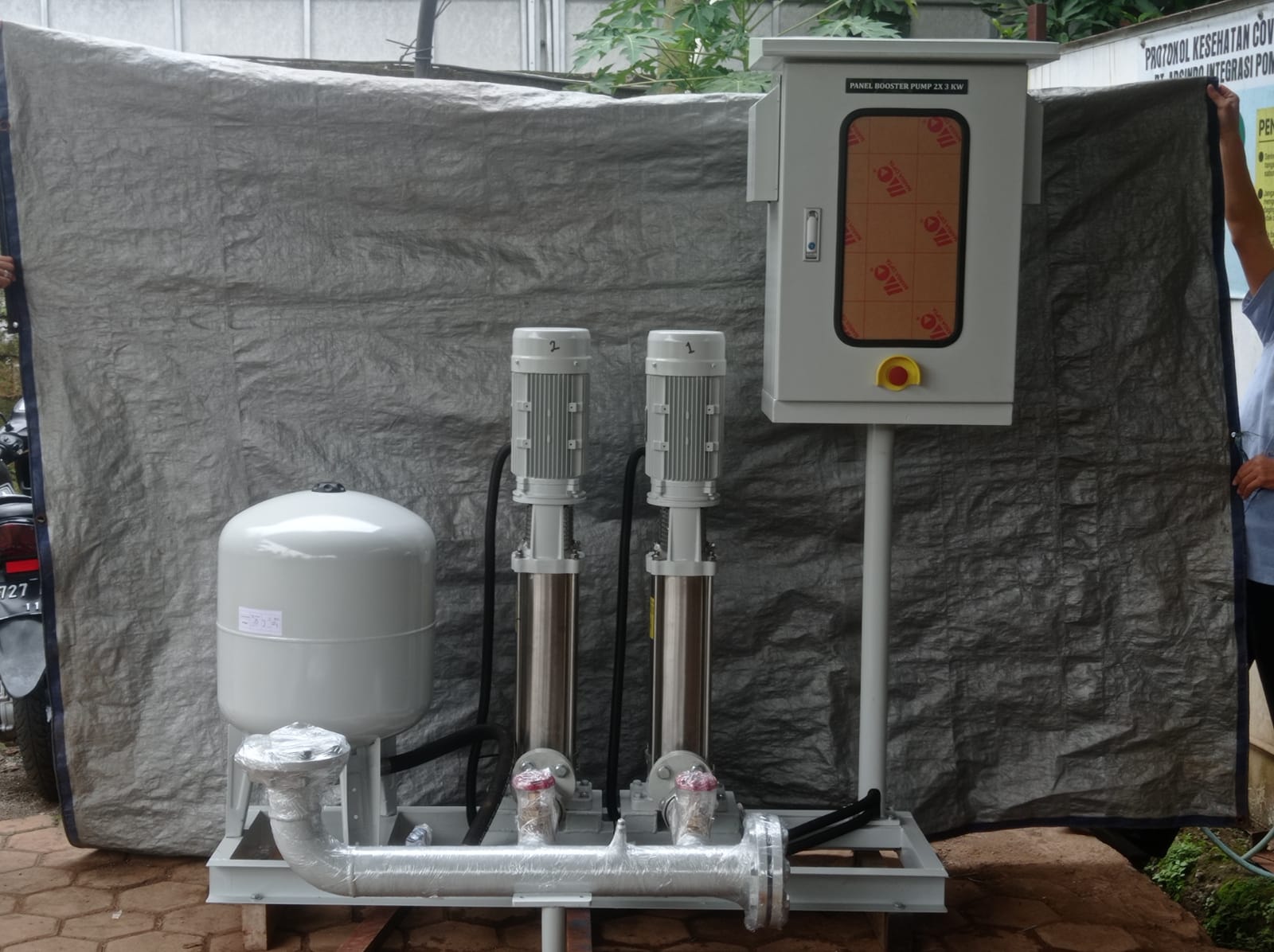 Tampilan depan sistem duplex booster pump CRI 2.2 kW yang telah terintegrasi penuh di atas skid