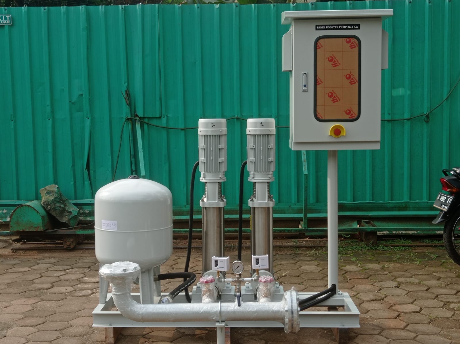 Tampilan perspektif dari unit booster pump, menyoroti konstruksi pompa vertikal multistage