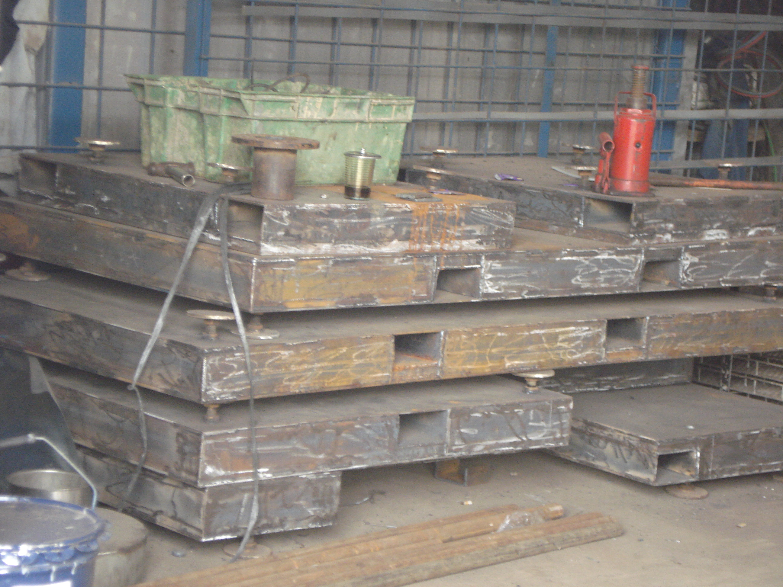 Tumpukan fondasi atau palet baja heavy-duty yang telah selesai difabrikasi