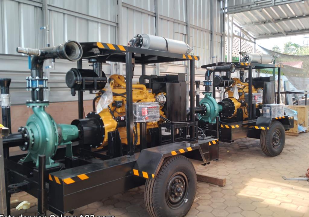 Dua unit pompa irigasi mobile yang identik di dalam workshop, siap untuk pengiriman