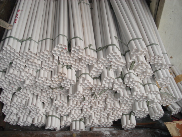 Tumpukan pipa PVC yang telah dipotong seragam dan diikat menjadi bundel.