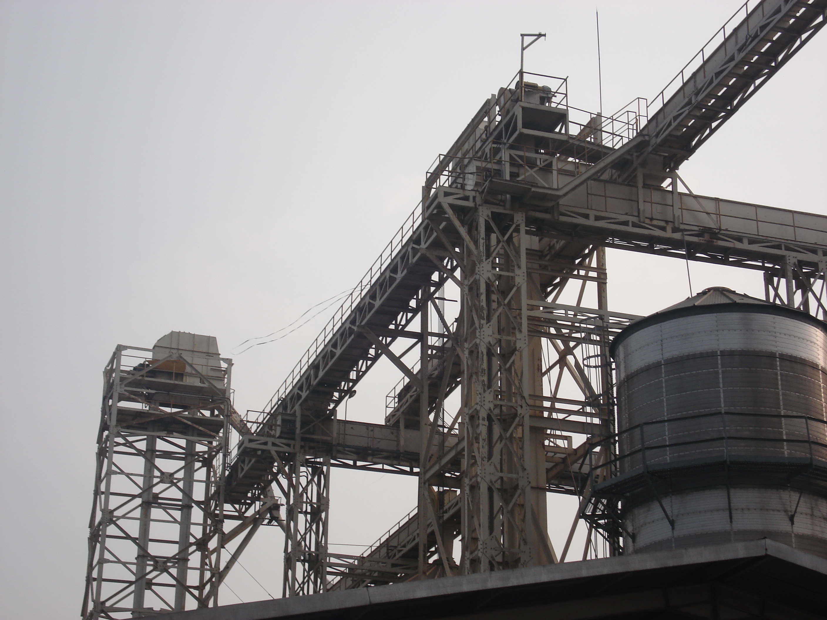 Detail instalasi pada struktur vertikal tinggi menggunakan basket crane