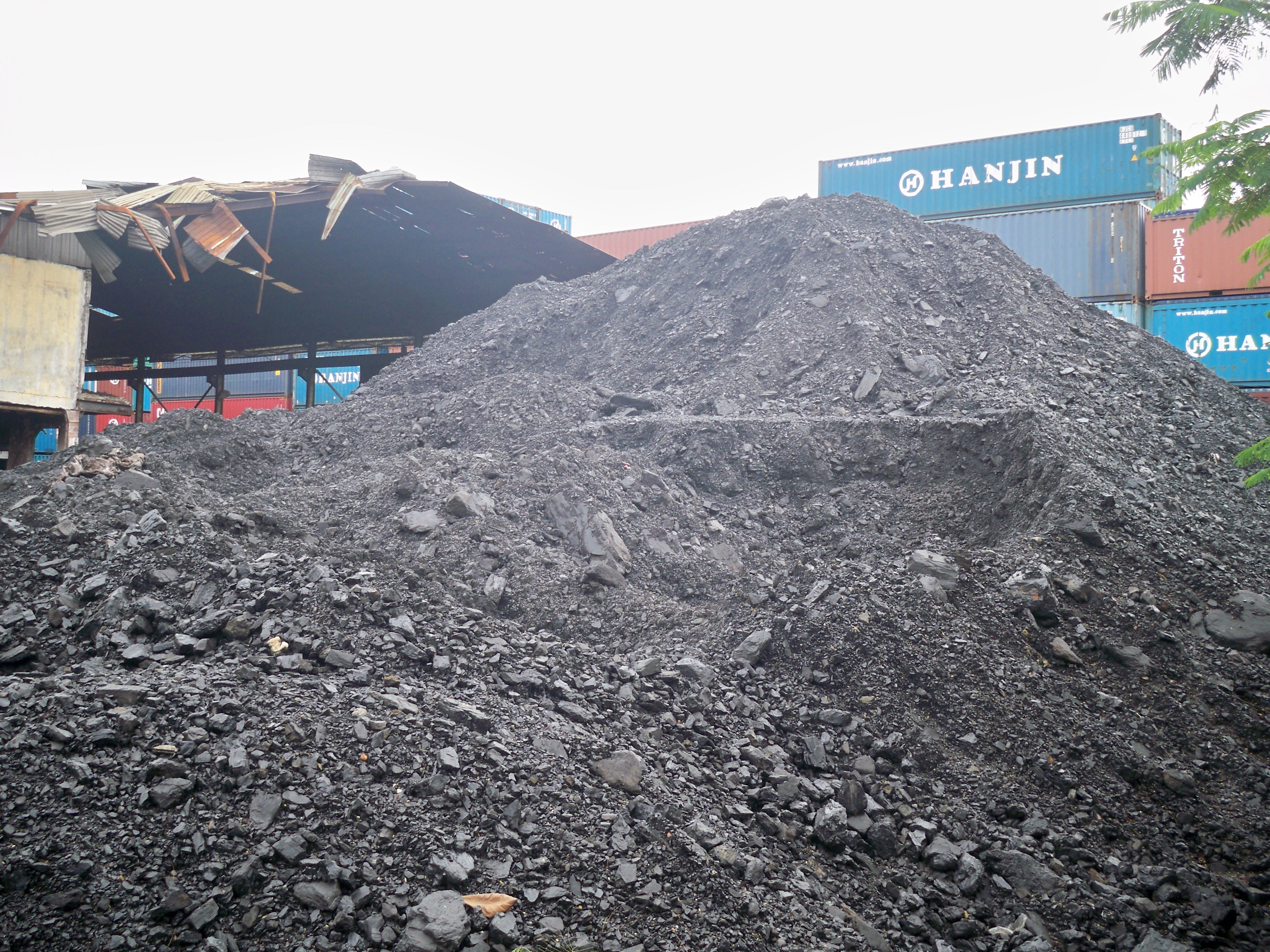 Tumpukan material batubara curah tipe Run-of-Mine (ROM).